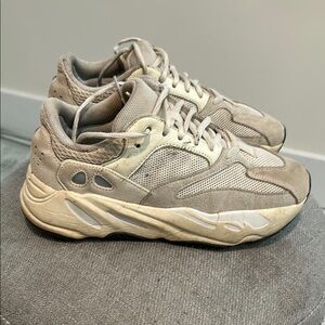 Adidas Yeezy Boost 700